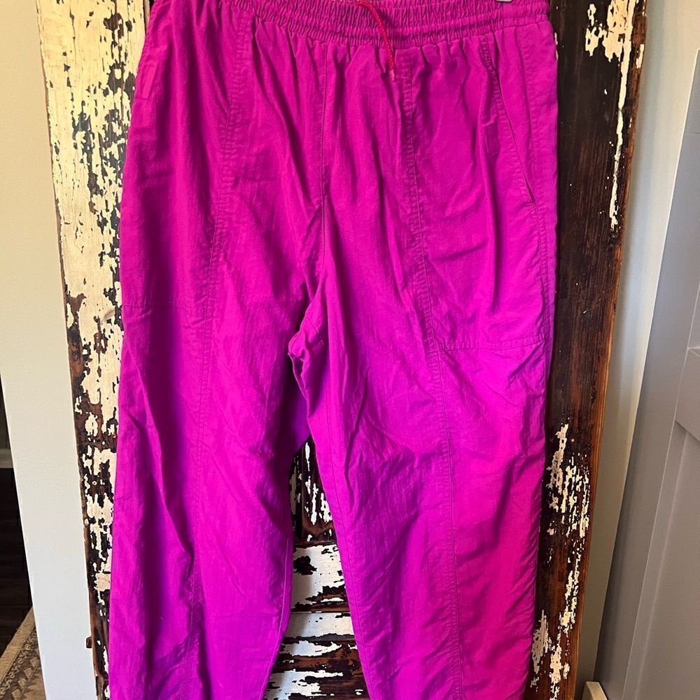 Vintage Liz Claiborne nylon track ankle zip pants. Size M petite.